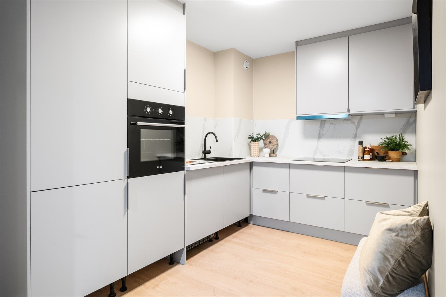  Kjøkkenet er nytt i 2025 med moderne innredning fra Norema med glatte fronter, laminat benkeplate med nedfelt vaskekum, overskap og sprutplater over benkeplaten. List under skap monteres fortløpende.