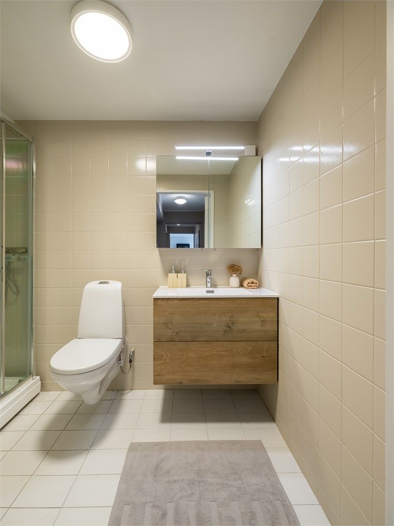 Badet er innredet med vegghengt toalett og servantinnredning med skuffer og ovenpåliggende vask. Ny innredning på badet ble montert i 2026.
