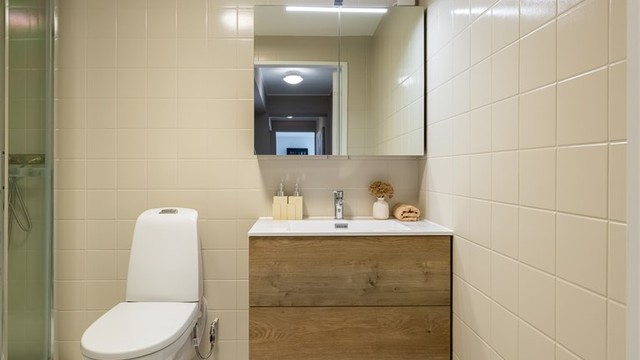 Badet er innredet med vegghengt toalett og servantinnredning med skuffer og ovenpåliggende vask. Ny innredning på badet ble montert i 2026.
