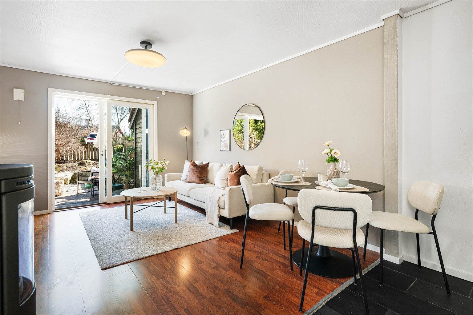  I tillegg til peisovn har leiligheten gulvvarme/varmekabler i entre, soverom, bad, stue og kjøkken