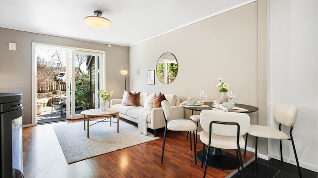 I tillegg til peisovn har leiligheten gulvvarme/varmekabler i entre, soverom, bad, stue og kjøkken