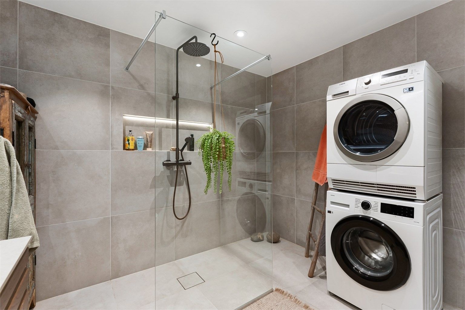 Rommet har flislagt gulv med gulvvarme og flislagte vegger, samt nedsenket himling med downlights