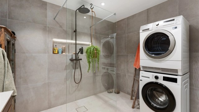 Rommet har flislagt gulv med gulvvarme og flislagte vegger, samt nedsenket himling med downlights