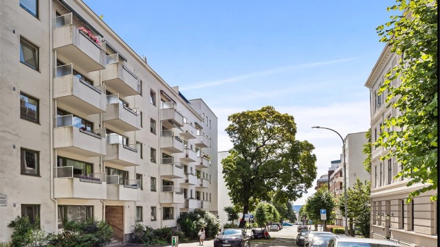 Her bor du i en rolig gate på Frogner, samtidig som byens pulserende tilbud ligger like i nærheten.