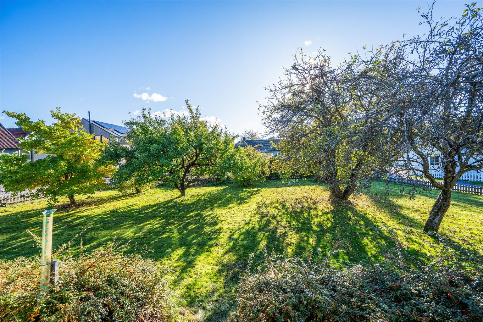 Eiet tomt på ca. 972,70 kvm. Tomten er flat og solrik, med en fin og lettstelt utforming som gjør den enkel å utnytte.