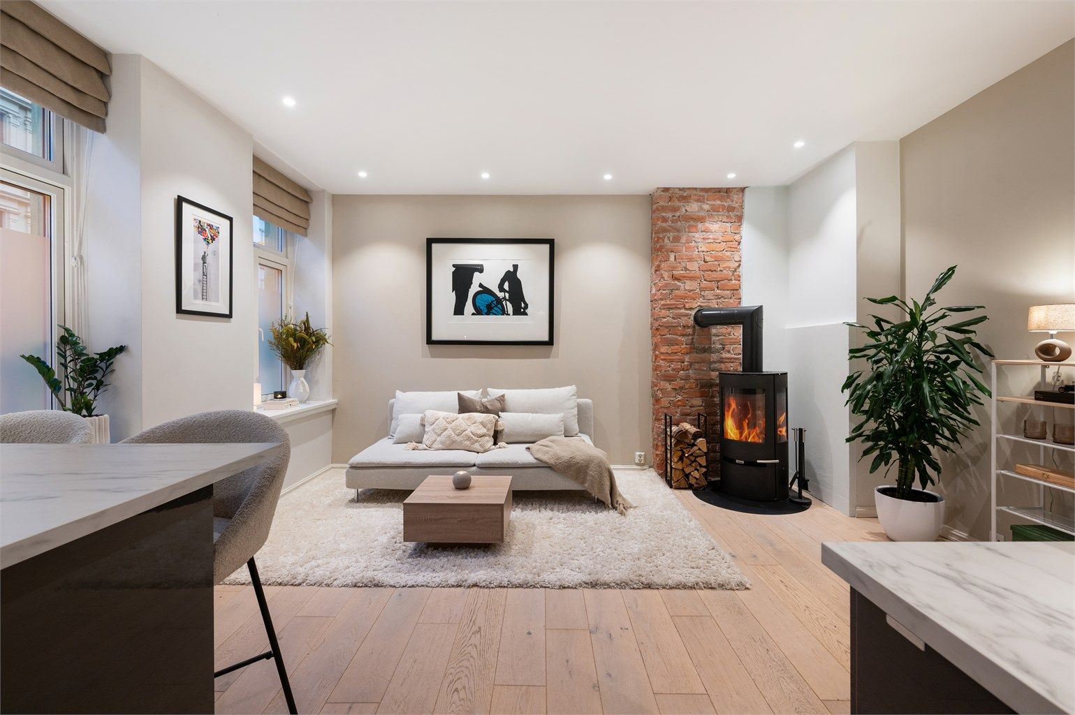 Rommet er holdt i lyse og nøytrale nyanser, som skaper en luftig og åpen romfølelse.