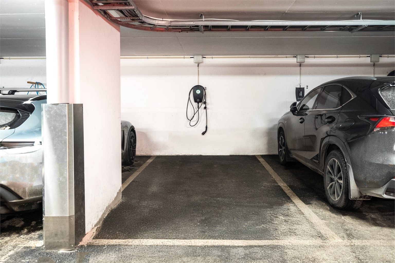 Det medfølger en fast parkeringsplass i felles garasjeanlegg, utstyrt med elbillader.