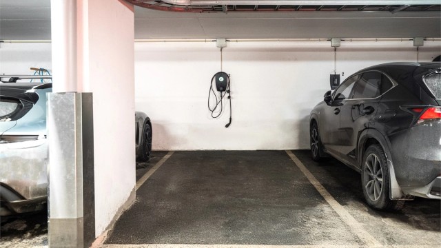 Det medfølger en fast parkeringsplass i felles garasjeanlegg, utstyrt med elbillader.
