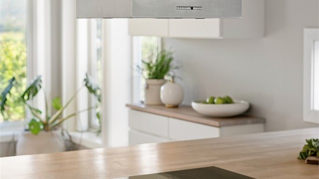 Nedfelt platetopp i kjøkkenøya med ventilator over