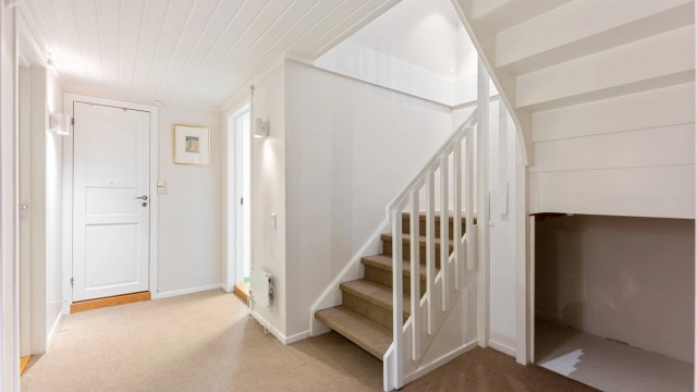 Trappegang i kjelleren med sisalteppe og adkomst til etasjens øvrige rom.