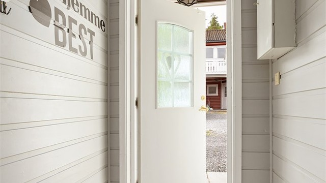 Entré med slitesterkt gulvbelegg og plass til yttertøy.