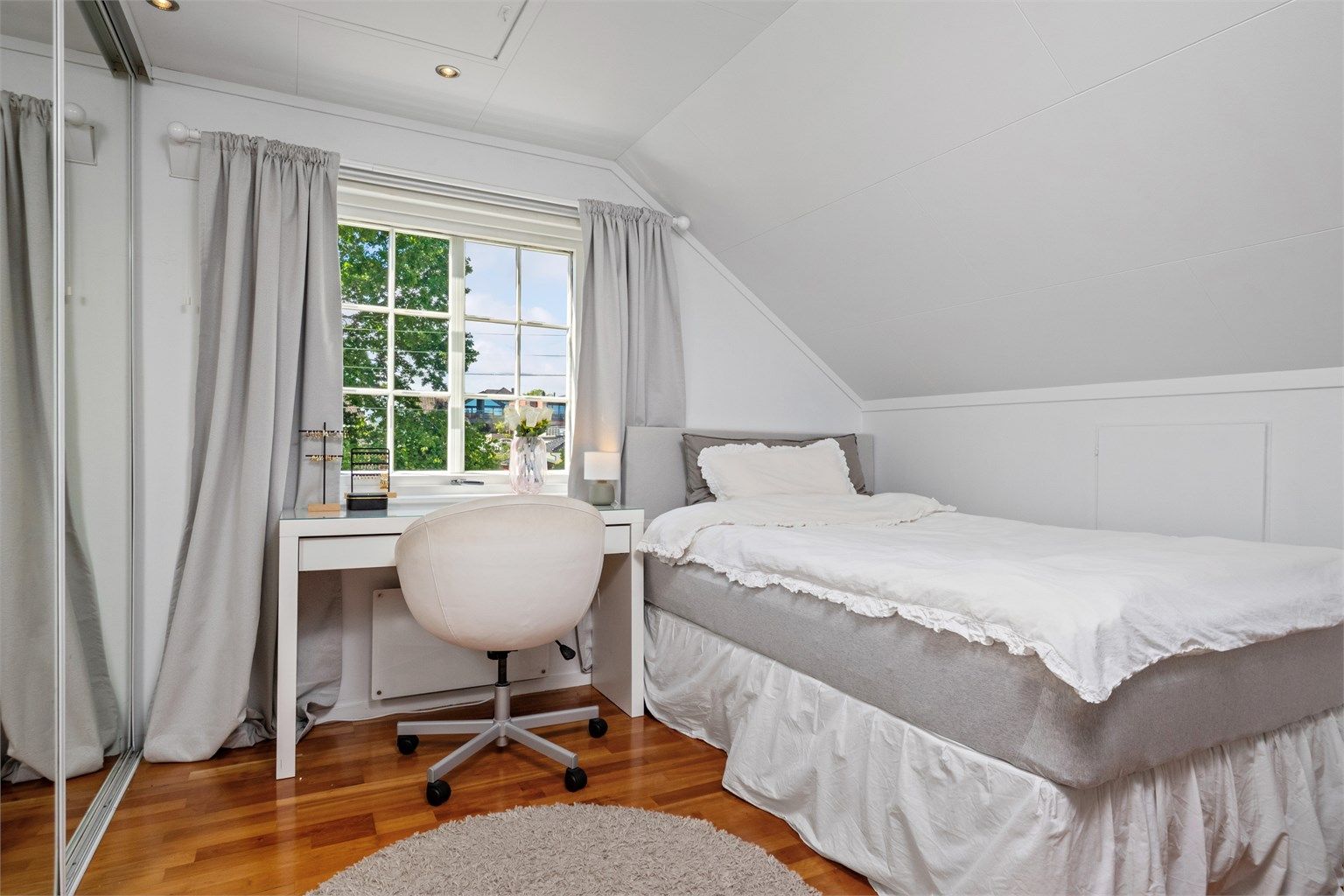 Soverom 2 kan innredes med seng og tilhørende møblement. Det er montert skyvedørsgarderobe med speildører. 