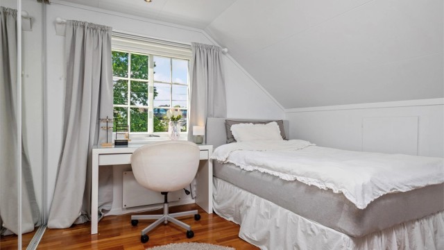 Soverom 2 kan innredes med seng og tilhørende møblement. Det er montert skyvedørsgarderobe med speildører.