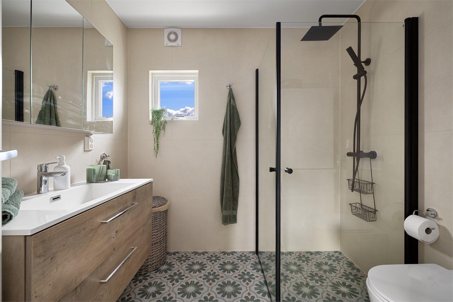 Delikat, flislagt baderom med varme i gulv og downlights i himling
