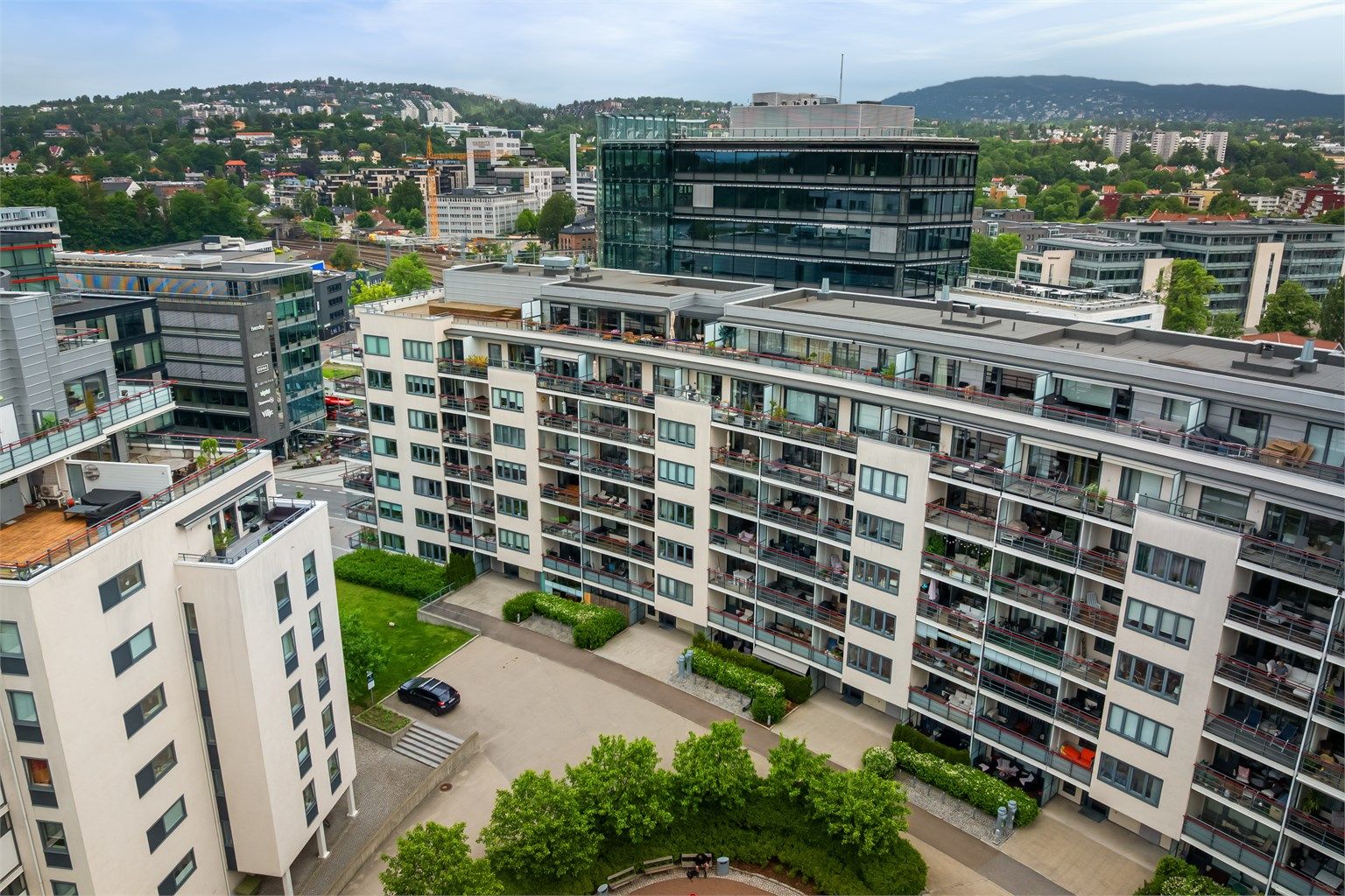 I tillegg til den private balkongen, disponerer leiligheten en ekstern bod på 8 m² i underetasjen.