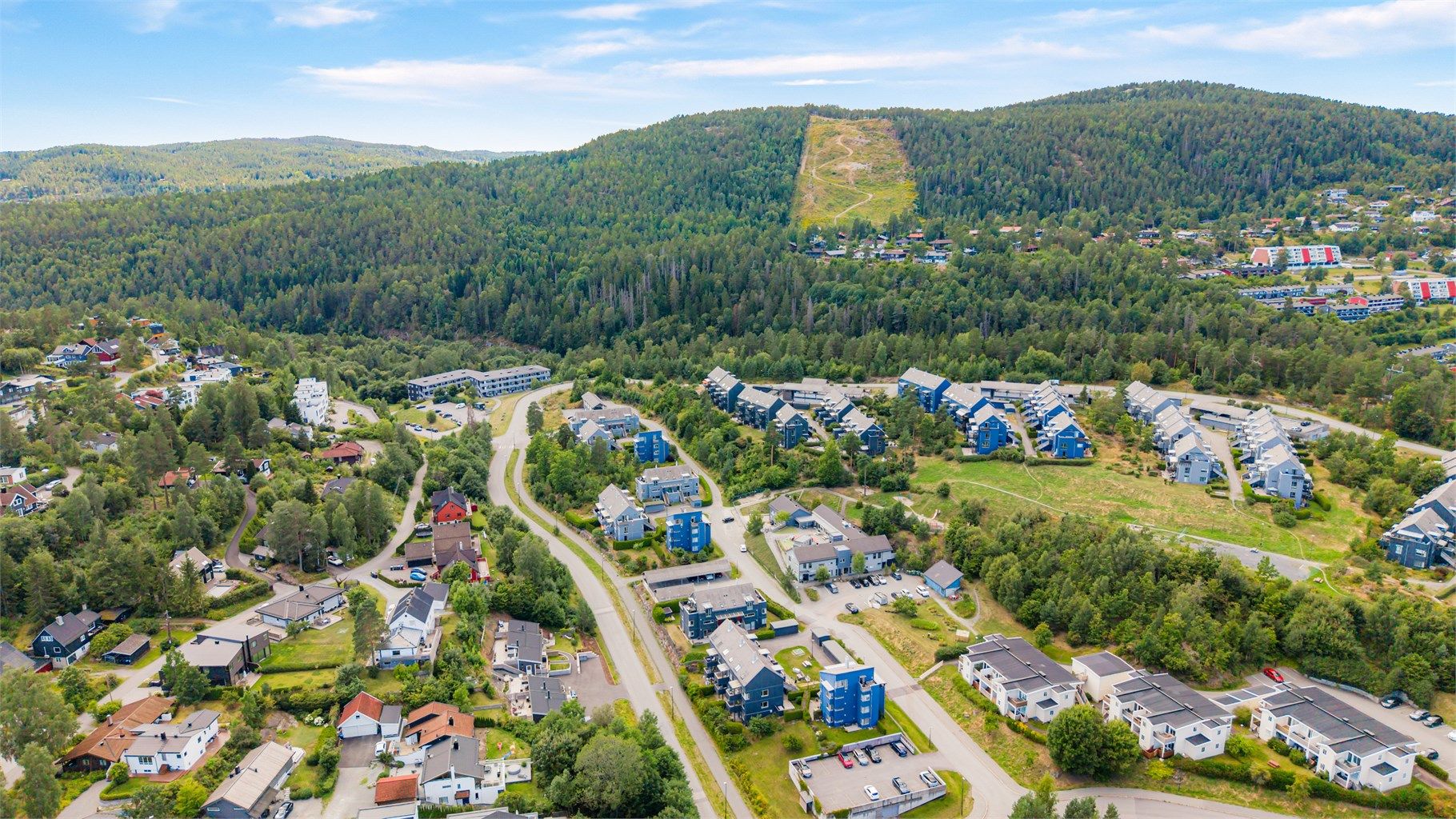 Om man bor på Gullhella er det også kort vei til turmuligheter i marka, slalåmbakke og lysløyper.