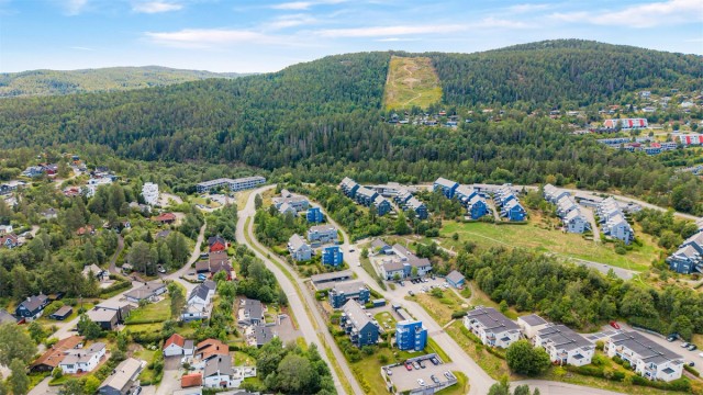 Om man bor på Gullhella er det også kort vei til turmuligheter i marka, slalåmbakke og lysløyper.