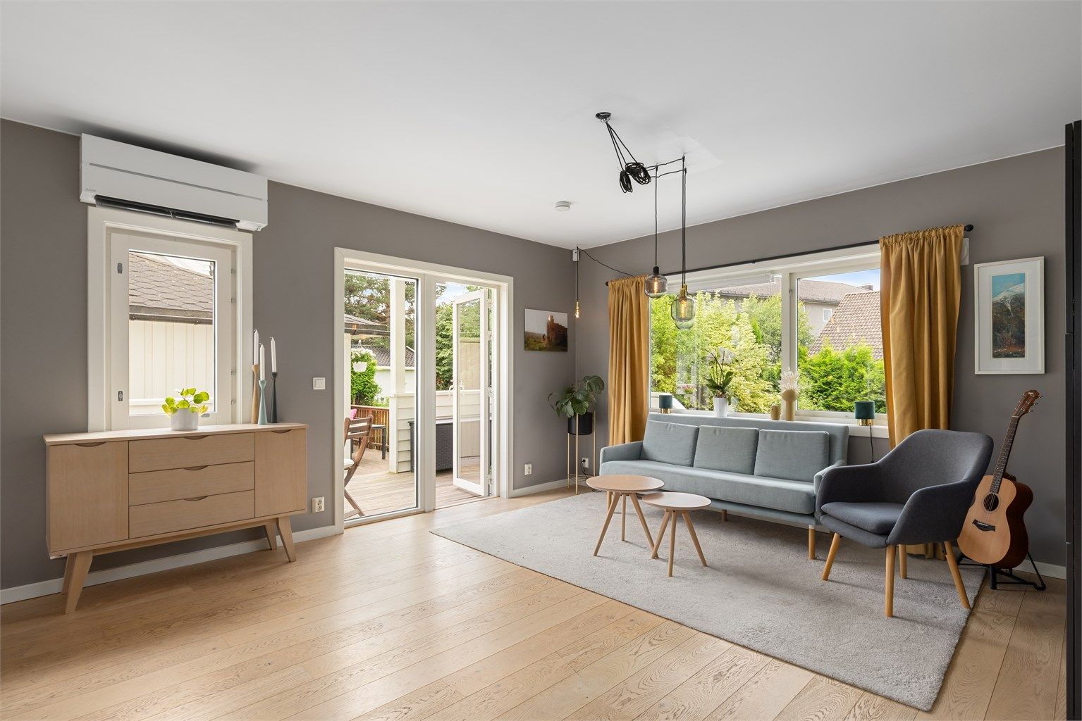 Boligen holder en generelt god og moderne standard, med delikate fargevalg og tidsaktuelle materialvalg