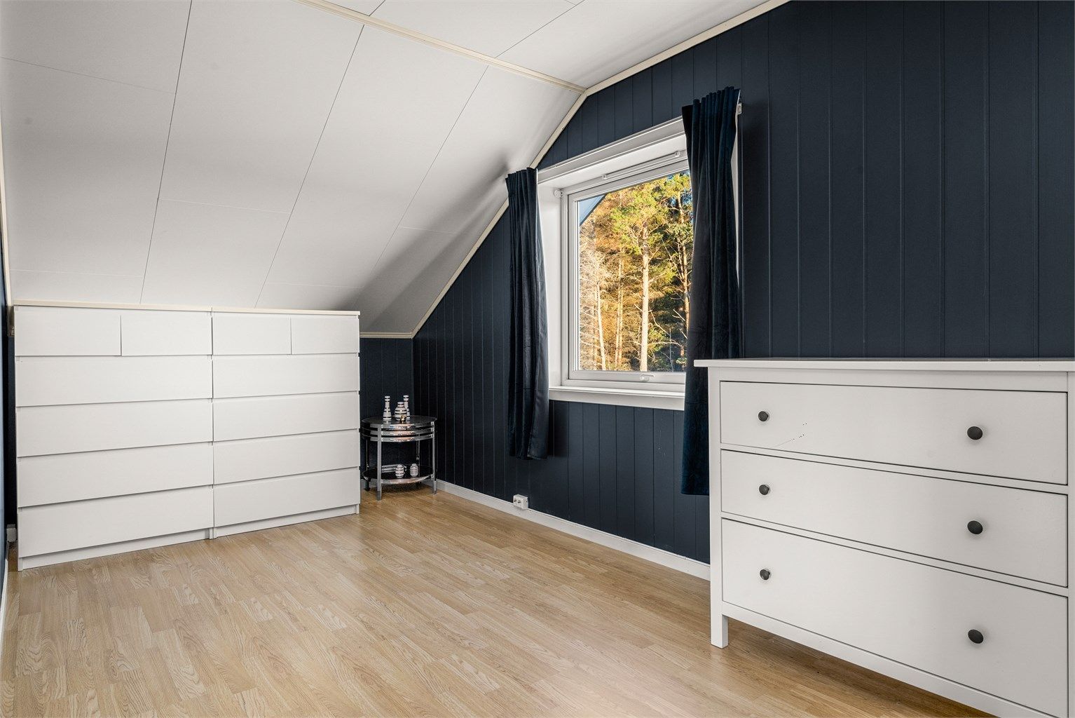 Soverommet har gode lagringsmuligheter. 