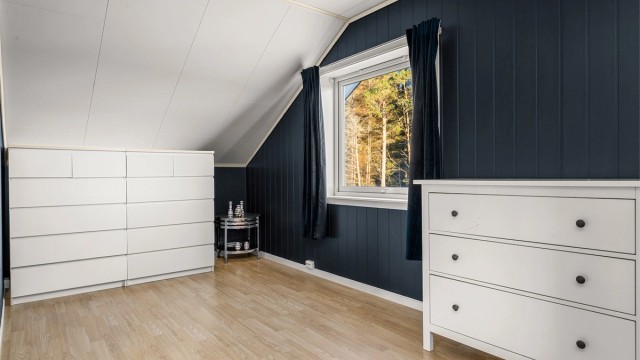 Soverommet har gode lagringsmuligheter.