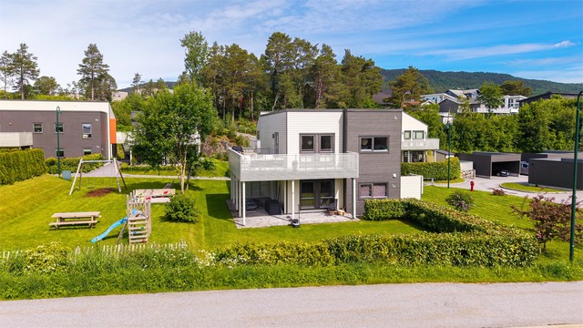 Barnevennlige omgivelser med felles lekeplass og store grøntarealer.