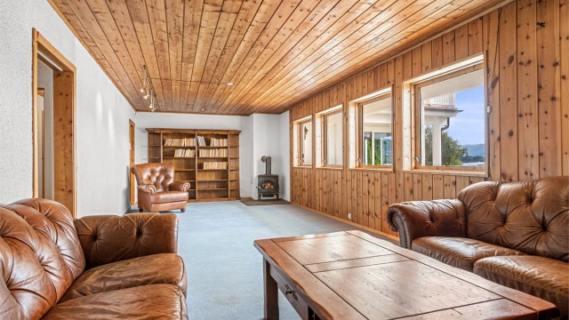 Kjellerstuen har vedovn med glassdør som gir ekstra varme og hygge.