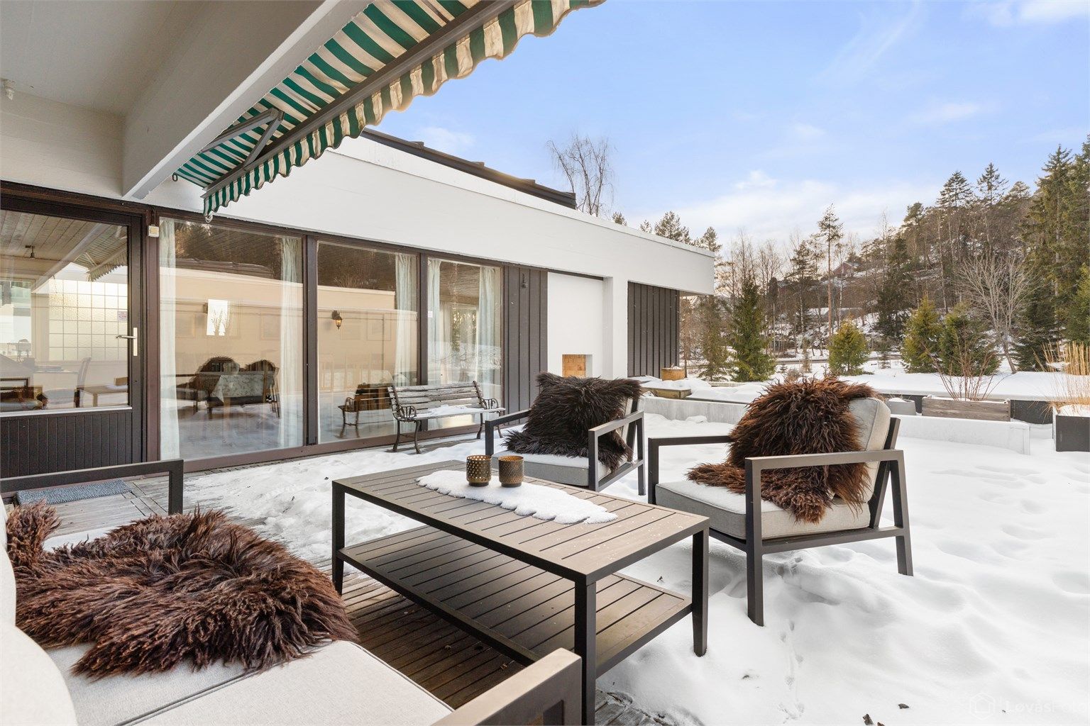 Velkommen til Ekebergveien 294L - Stor og solrik terrasseleilighet | Vestvendt og skjermet terrasse på 44 kvm | 2 bad | Garasje | Enkel adkomst | Arkitekttegnet bygg som kombinerer leilighetens rasjonalitet med eneboligens kvaliteter 