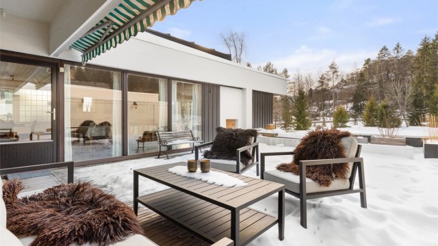 Velkommen til Ekebergveien 294L - Stor og solrik terrasseleilighet | Vestvendt og skjermet terrasse på 44 kvm | 2 bad | Garasje | Enkel adkomst | Arkitekttegnet bygg som kombinerer leilighetens rasjonalitet med eneboligens kvaliteter