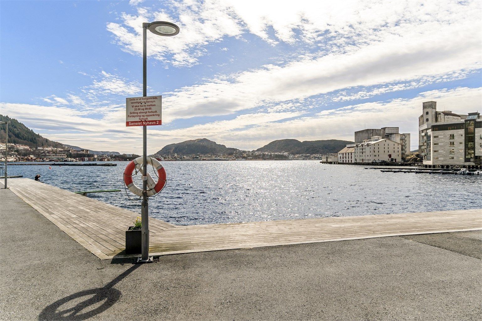 - Badeplass og sjø bare noen få meter fra egen markterrasse -