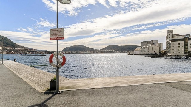 - Badeplass og sjø bare noen få meter fra egen markterrasse -