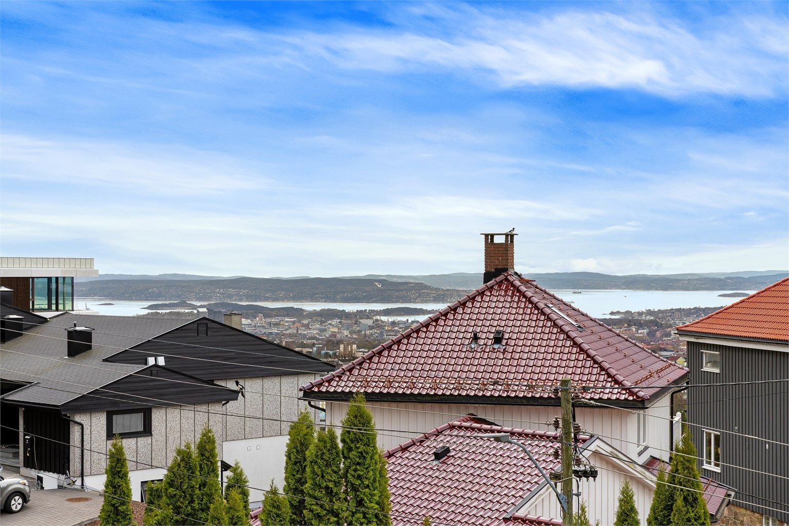 Fra balkongen er det fin utsikt mot Oslo sentrum, fjorden og Nesodden (bildet er zoomet). Foto: Petter Tanum