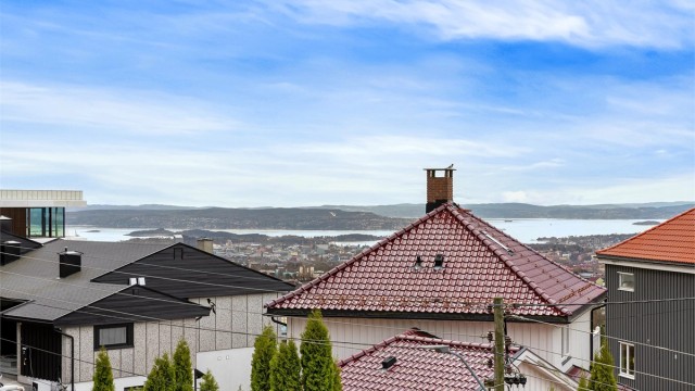 Fra balkongen er det fin utsikt mot Oslo sentrum, fjorden og Nesodden (bildet er zoomet). Foto: Petter Tanum