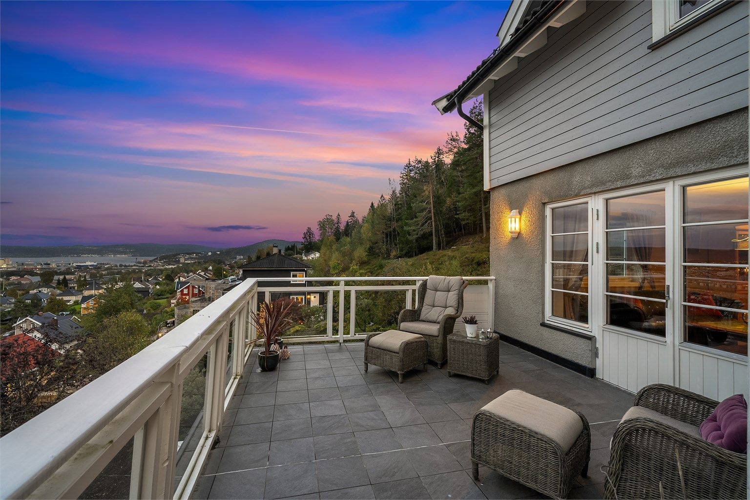 Fra stor terrasse har man en vidstrakt utsikt som strekker seg over både by og fjord. Foto: Tor Harald Johannessen