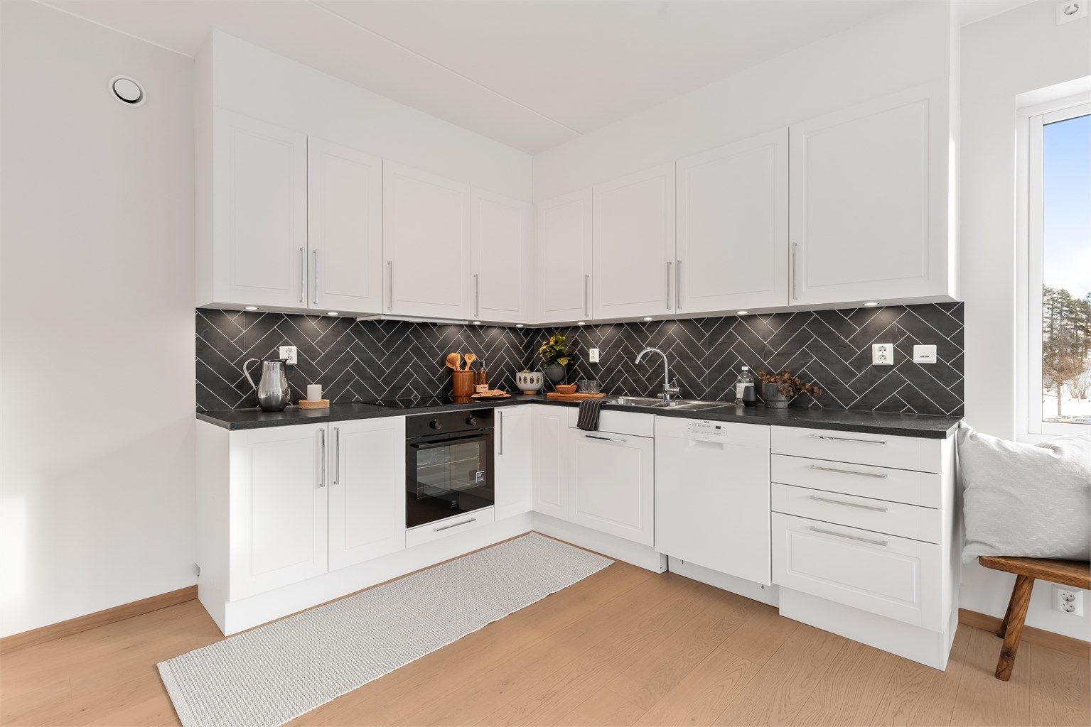 Induksjonstopp og integrert komfyr og oppvaskmaskin. Ventilator med belysning.