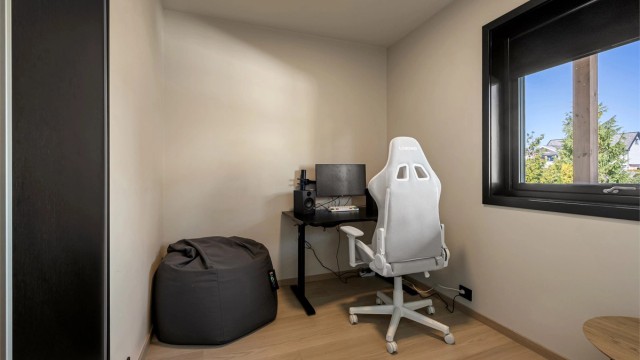 Det tredje soverommet er i dag innredet som kontor. Persienner i vinduer