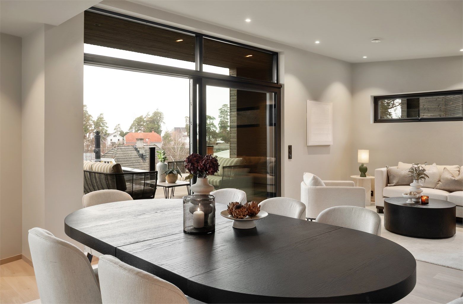 Utsyn over nærområdet fra spisestuen.