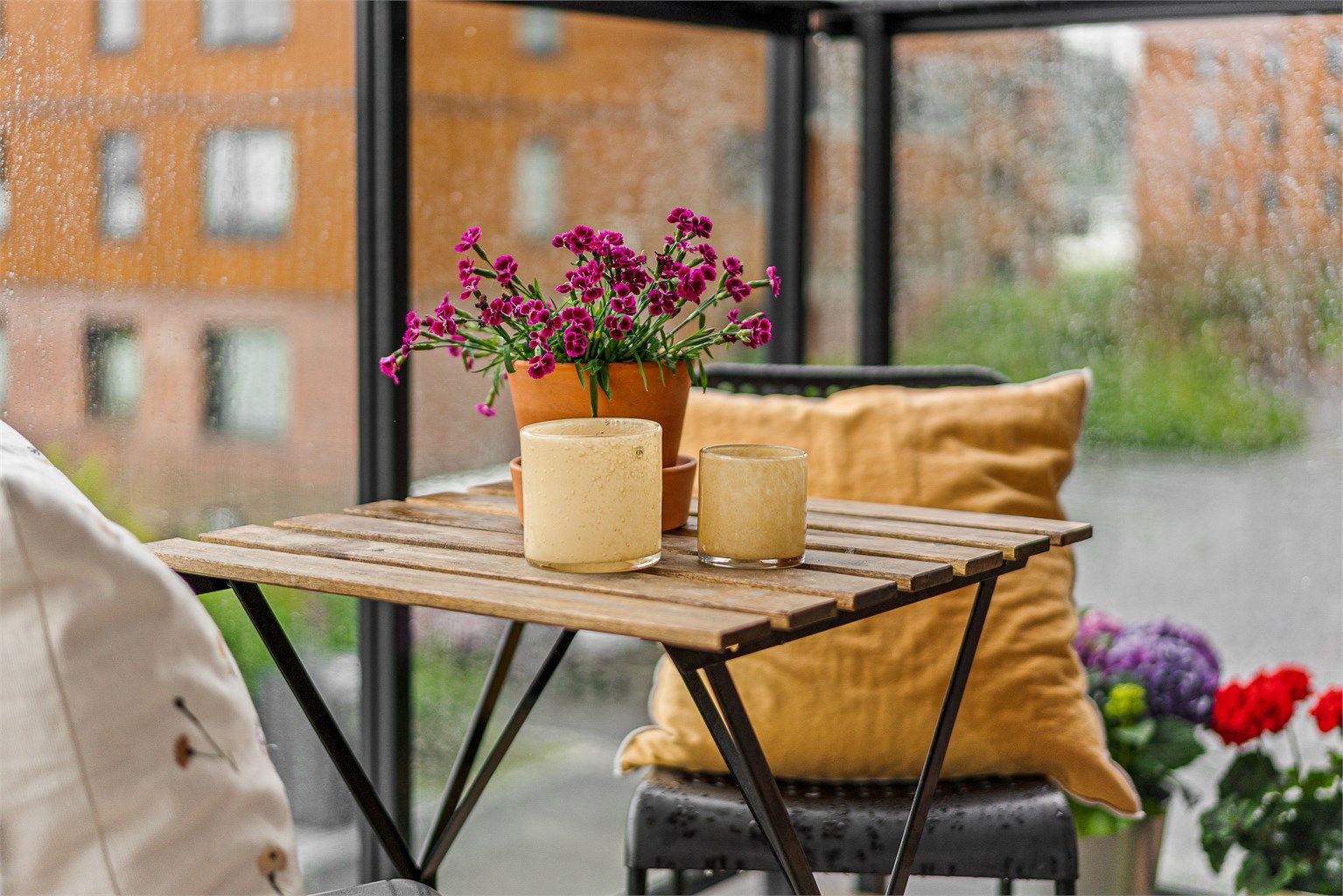 En fin uteplass med plass til en liten sittegruppe.