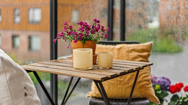 En fin uteplass med plass til en liten sittegruppe.