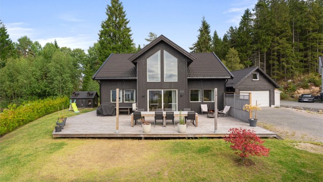 Velkommen til en nyere og meget flott enebolig med dobbel garasje m/loft. Solrike og meget flotte uteområder