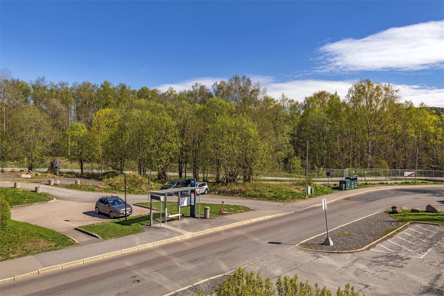 Bussholdeplass for buss 54 Kjelsås stasjon/Kværnerbyen stopper rett på andre siden av gaten