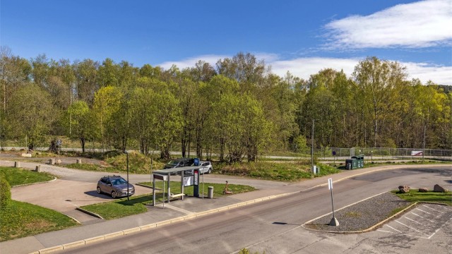 Bussholdeplass for buss 54 Kjelsås stasjon/Kværnerbyen stopper rett på andre siden av gaten
