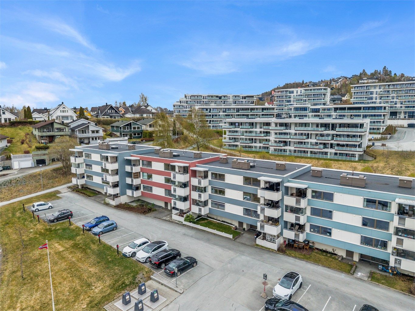 Borettslagets tomt har luftige omgivelser, lekeplasser, flotte grøntarealer og diverse beplantninger. Det er mulig å søke garasjeplass. 