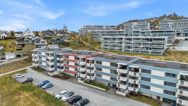 Borettslagets tomt har luftige omgivelser, lekeplasser, flotte grøntarealer og diverse beplantninger. Det er mulig å søke garasjeplass.