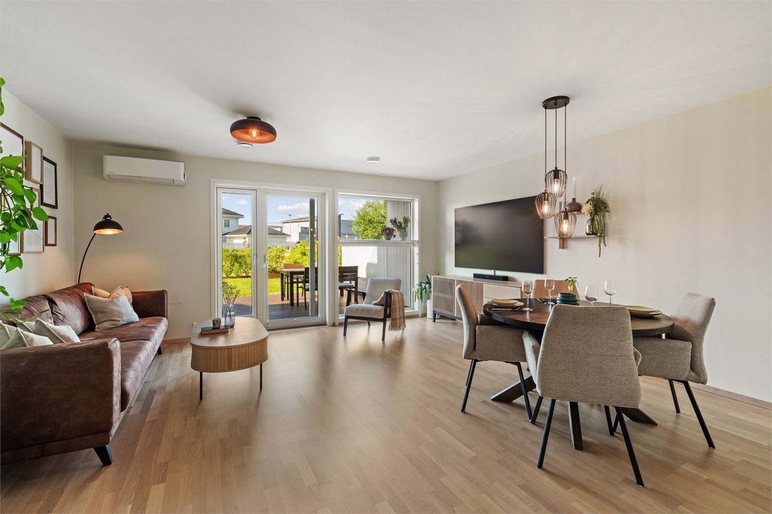 Stuen har plass til både sofagruppe og spisebord.