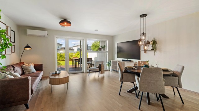 Stuen har plass til både sofagruppe og spisebord.