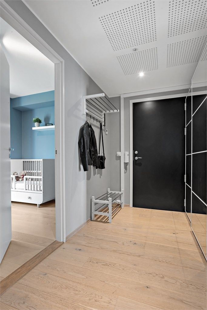 Velkommen inn i entréen med praktisk skyvedørsgarderobe og oppheng til yttertøy  