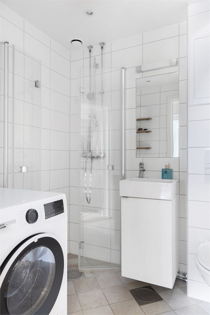 Flislagt bad med gulvvarme, vegghengt toalett og opplegg for vaskemaskin. Badet ble renovert i 2015, hvor det ble gjort ytterligere oppgraderinger i 2020. 