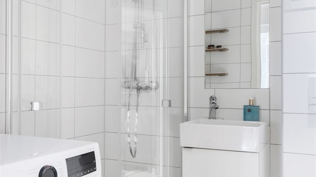 Flislagt bad med gulvvarme, vegghengt toalett og opplegg for vaskemaskin. Badet ble renovert i 2015, hvor det ble gjort ytterligere oppgraderinger i 2020.
