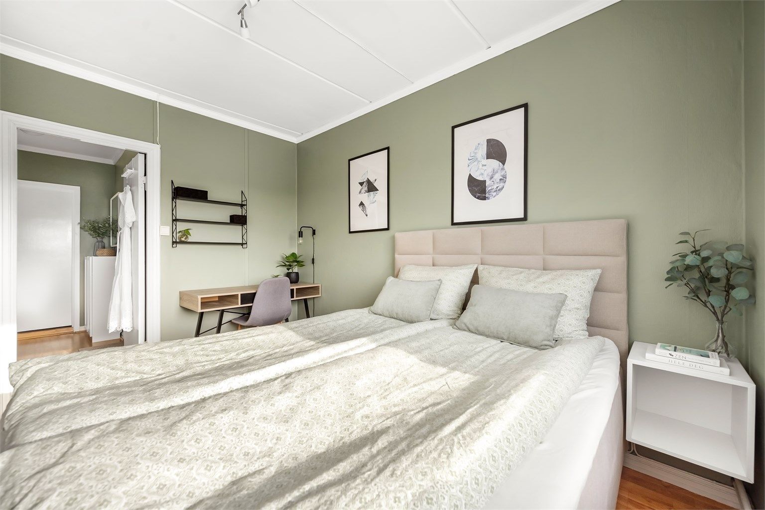 Gjennomgående laminatgulv i alle oppholdsrom og soverom skaper en helhetlig stil.