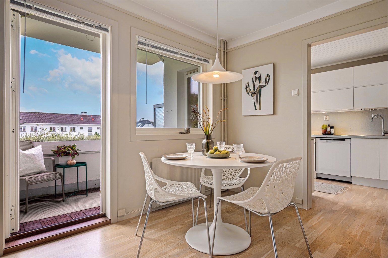 Plassert i byggets 2. etasje og i en blokk som vender mot grøntområde, får man det ekstra luftig, fin utsikt og ingen innsyn. 